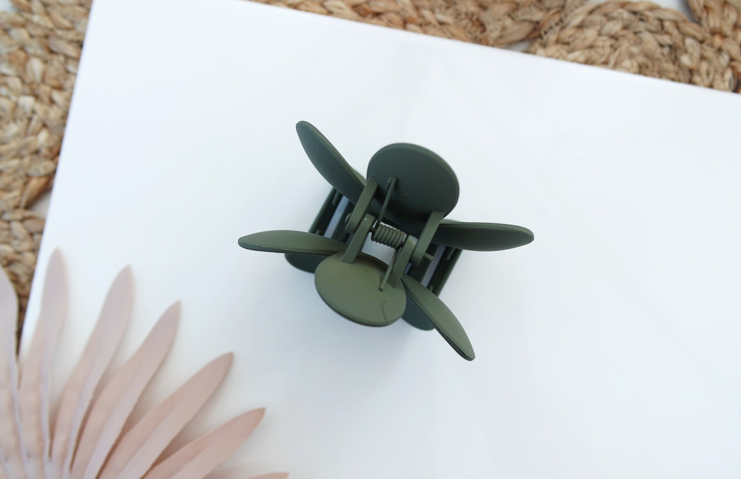 Daisy Claw Hair Clip